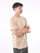 Remera de corte regular, color beige, con cuello redondo y mangas cortas.