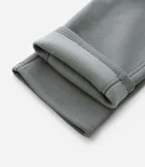 Pantalón de corte recto confeccionado en tejido de algodón y poliéster, con cintura elástica ajustable mediante lazo y bolsillos laterales.