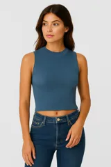 Top blanco de viscosa con cuello alto y corte entallado.