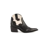 Texana de caña baja con diseño estilo cowboy, confeccionada en cuero negro liso y detalle de cuero con pelo estampado animal print tipo vaca en los laterales. Presenta taco cuadrado y punta afinada.