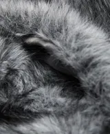 Bufanda de pelo sintético en color gris, con diseño de textura suave y forro interior a tono.