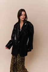 Blazer dorado con lentejuelas, solapas de muesca, corte recto y cierre frontal con un botón.
