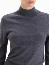 Polera de tejido fino con cuello alto, manga larga y calce entallado al cuerpo.