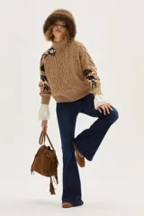 Ballerinas de cuero color camel con diseño de doble tira con hebillas metálicas y punta cuadrada.