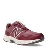 Championes de trail running New Balance modelo T410, color bordó con detalles en blanco crema y gris. Presentan una estructura de malla técnica con refuerzos sintéticos, logo N lateral y entresuela con diseño moteado.