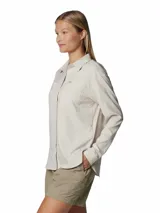 Camisa de senderismo Columbia de manga larga, color beige, con cuello clásico, cierre frontal con botones y bolsillos funcionales en el pecho. Cuenta con ventilaciones traseras de malla para mayor transpirabilidad y tecnología de protección solar y absorción de humedad.