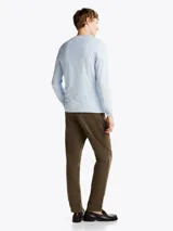 Remera celeste de manga larga con corte extra slim.