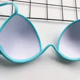 Conjunto de bikini color lila, compuesto por un soutien con aro y tirantes finos regulables, y una bombacha colaless de tiro medio.