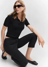Pantalón skinny de tiro alto y corte crop, con diseño entallado y bolsillos de ribete en la parte posterior. Cuenta con cierre oculto de botón, gancho y cremallera.