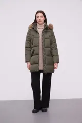 Campera puffer de color verde militar, con cierre frontal, bolsillos laterales y capucha con borde de piel sintética.