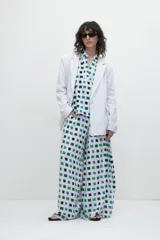 Blusa oversized con estampa geométrica de cuadrados azules y verdes sobre fondo blanco.