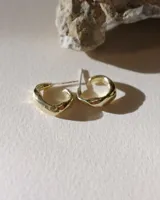Aros tipo argolla pequeña de diseño minimalista, realizados artesanalmente en bronce y alpaca con pernos de plata 925.