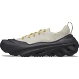 Championes Crocs Echo Surge de diseño deportivo y urbano. Presentan una parte superior de punto elástico en color verde militar con cordones tradicionales en tono celeste y blanco. Cuentan con una entresuela gruesa y exagerada de color beige con aberturas laterales y plantilla LiteRide.