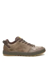 Sneakers Caterpillar modelo Axiom de color marrón, confeccionados en cuero encerado desgastado con cordones al tono y suela de goma texturizada. Presentan detalles de la marca en el lateral y en la lengüeta.