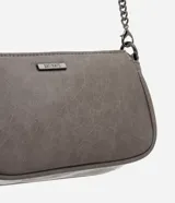 Cartera tipo baguette color gris, confeccionada en material sintético. Tiene asa de cadena doble, cierre de cremallera y logo de la marca en el frente.