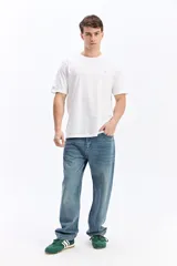 Pantalón jean de corte baggy, silueta amplia y caída suelta, en tono azul desgastado.