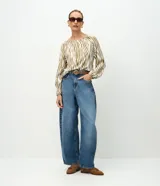 Blusa de viscosa de corte regular, con diseño animal print de cebra en tonos beige y verde militar. Cuenta con escote bote y mangas largas abullonadas con puños elásticos.