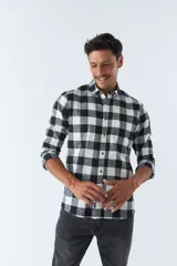 Camisa de hombre a cuadros color rosa, blanco y azul, de corte slim, manga larga, con bolsillo en el pecho y logo bordado.