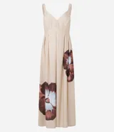 Vestido largo de Blue Steel confeccionado en viscosa, con escote en V, breteles anchos y falda con pliegues. Presenta un estampado floral localizado de gran tamaño sobre una base color beige con pequeños detalles dorados.