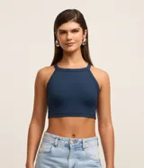 Top corto azul marino de tejido acanalado con cuello halter y diseño sin mangas.
