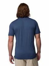 Polo Columbia modelo Parsons Point de color azul marino, de manga corta y cuello camisero con cierre frontal de botones. Confeccionado con tecnología Omni-Shade™ UPF 50 y Omni-Wick™.