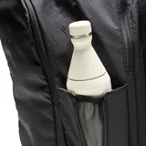 Mochila deportiva de diseño ergonómico en color negro, confeccionada en material textil. Cuenta con múltiples compartimentos con cierre, incluyendo un espacio inferior independiente para calzado y sujeción interna para pala de pádel. Posee tirantes ajustables y espaldera acolchada con malla transpirable.