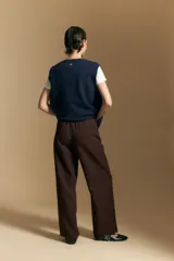 Pantalón de vestir negro con corte recto y tiro medio-alto, confeccionado con líneas sastreras limpias y bolsillos laterales.