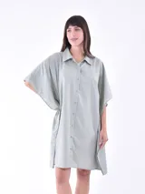 Vestido camisero corto color verde menta, de manga mariposa y corte holgado, con cuello y cierre frontal de botones.