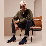 Zapato de vestir tipo derby, confeccionado en cuero vacuno color azul, con cordones al tono y suela de goma con detalle en madera.