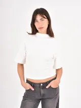 Remera de cuello alto y mangas cortas, de corte ajustado y largo a la cintura.