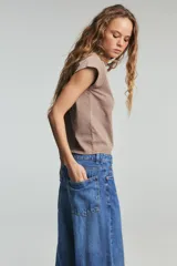 Camiseta de algodón compacto con cuello redondo, manga corta caída y corte regular.