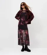 Vestido midi de tul con transparencia y estampado de efecto manchado. Presenta un diseño ajustado con mangas largas y recortes en la falda que aportan movimiento.