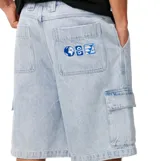 Bermuda de denim estilo cargo, color celeste claro, con bolsillos laterales con solapa y trabillas para cinturón.