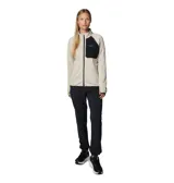 Campera técnica de senderismo Columbia Titanium, color beige con detalle de bolsillo en el pecho en color negro. Presenta cierre frontal completo, cuello alto, mangas largas con orificios para los pulgares y dobladillo con ribete elástico.