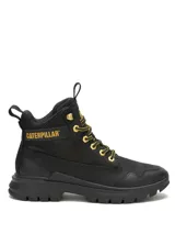 Bota de caña media Caterpillar modelo Colorado Sneaker WP, color negro con detalles en amarillo, combinando diseño de bota clásica y suela de zapatilla. Confeccionada en cuero tipo nubuck y gamuza, con cordones bicolor, ojales metálicos y logo de la marca en el lateral y lengüeta.