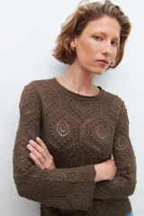 Sweater verde oliva con calado geométrico, de mangas largas y cuello redondo.