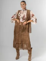 Falda larga de gamuza color marrón, con múltiples capas de flecos largos que le dan mucho movimiento.