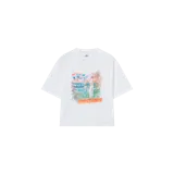 Remera blanca oversize de manga corta con estampa frontal ilustrada en tonos coloridos y la inscripción de la marca en naranja.
