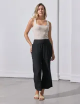 Pantalón palazzo de gasa bambula color beige, marca Nanette. Tiene pretina ancha con elástico en la parte trasera, pierna ancha y short interno.