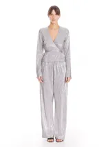 Pantalón plateado plisado oversized, amplio, con caída, bolsillos a los costados y elástico en la cintura.