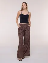 Pantalón wide leg animal print, de tiro medio con pretina ancha elastizada, bolsillos frontales y cierre con broche interno.