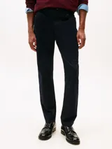 Pantalón de corte recto y estilo clásico, confeccionado en twill de algodón con un toque de elastano para mayor comodidad. Presenta el tradicional diseño de cinco bolsillos, cierre de botón con cremallera y un acabado versátil.
