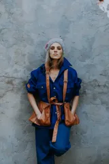 Chaleco de cuero color marrón con dos bolsillos laterales y bolsillos internos.