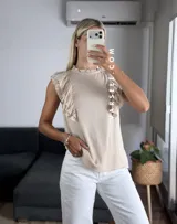 Blusa blanca de símil lino con cuello redondo fruncido, doble volado en las mangas con detalle de encaje.