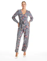 Enterito de crepe con estampado floral, escote en V, mangas largas con puños abotonados y lazo de ajuste en la cintura.