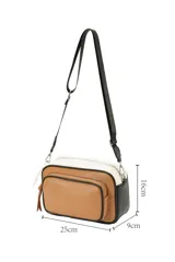 Bandolera de cuero sintético con diseño tricolor en tonos rojo, beige y negro, con bolsillo frontal con cierre y correa larga ajustable.