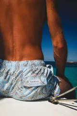Short de baño Von Braun con estampado paisley en tonos celestes y marrones. Cuenta con cintura elástica, dos bolsillos laterales y un bolsillo trasero con solapa y etiqueta de la marca.