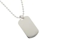 Collar de acero plateado con cadena de eslabones tipo bolita y dije rectangular de bordes redondeados.