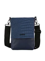 Bandolera Terrano modelo Astrid de color negro, con solapa de textura símil cocodrilo y base lisa. Cuenta con correa ancha regulable con inscripciones de la marca y herrajes metálicos oscuros.