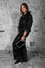 Pantalón negro de lentejuelas de corte ancho y cintura alta.